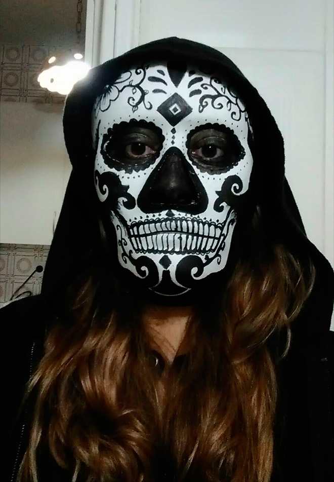 un disfraz terrorífico con una máscara y una tela negra TengoHijos.com